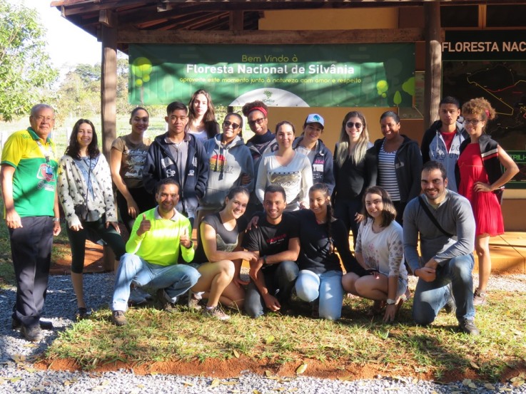 Equipe de alunos e professores de Biologia em curso de campo