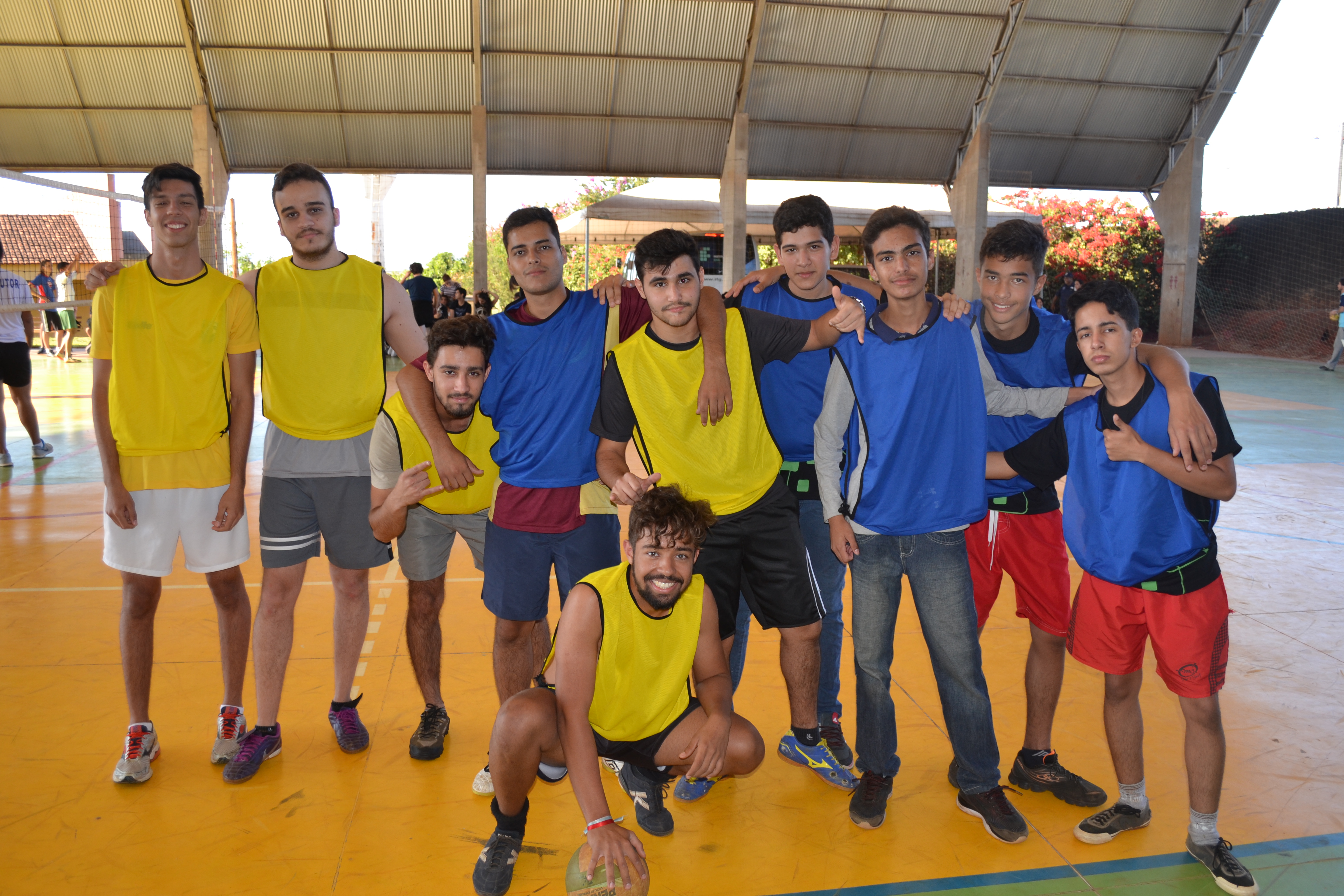 Equipes posam para a foto antes do futsal