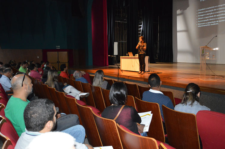 Psicóloga Rose Shimabuku ministrou palestra sobre Inteligência Emocional durante Encontro Pedagógico