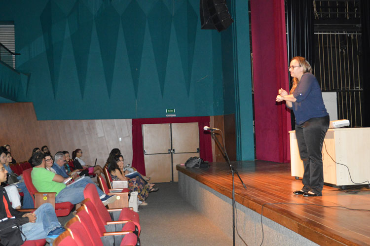 Professora Vanessa Santana, do Núcleo de Acessibilidade da UFG, iniciou sua palestra cumprimentando os participantes em Libras