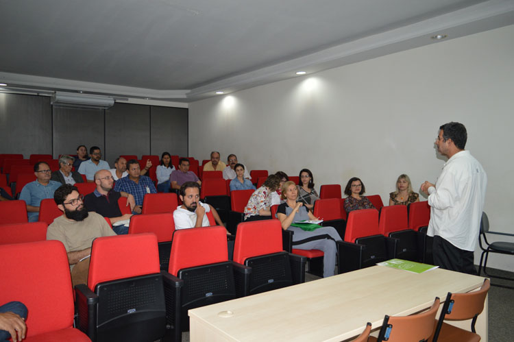 Coordenadores durante curso sobre processos de aproveitamento de disciplina