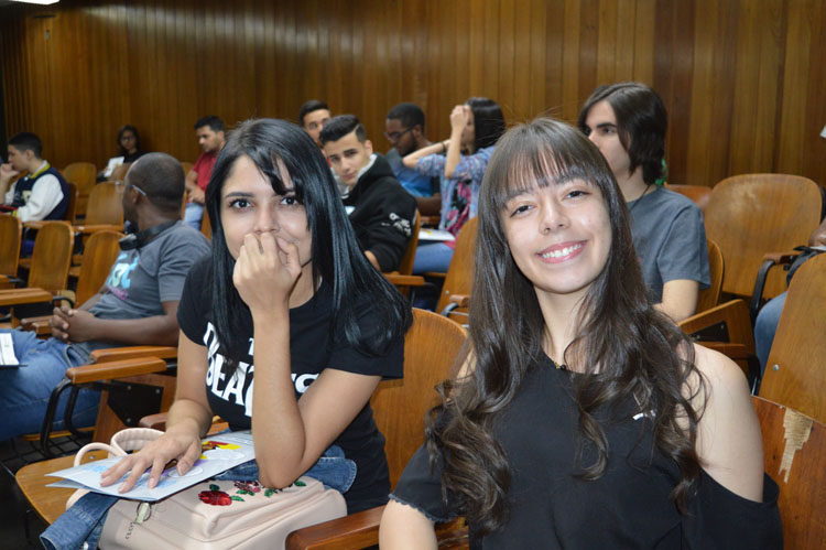 Letícia e Andressa têm afinidade com as áreas de tecnologia e indústria e optaram por fazer Engenharia de Controle e Automação no Câmpus Goiânia