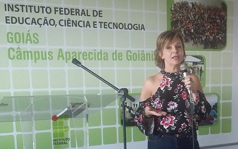 A professora Marisa Alves Vento proferiu a palestra "O surgimento do pensamento filosófico" no primeiro dia do evento