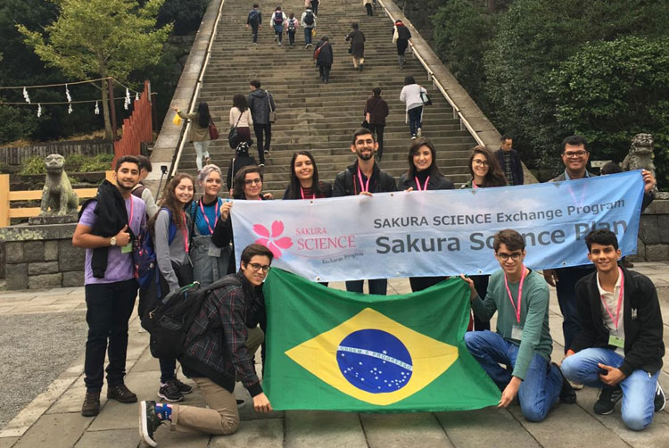 Professora Ana Paula (ao centro) e outros integrantes visitam os sítios históricos de Kamakura