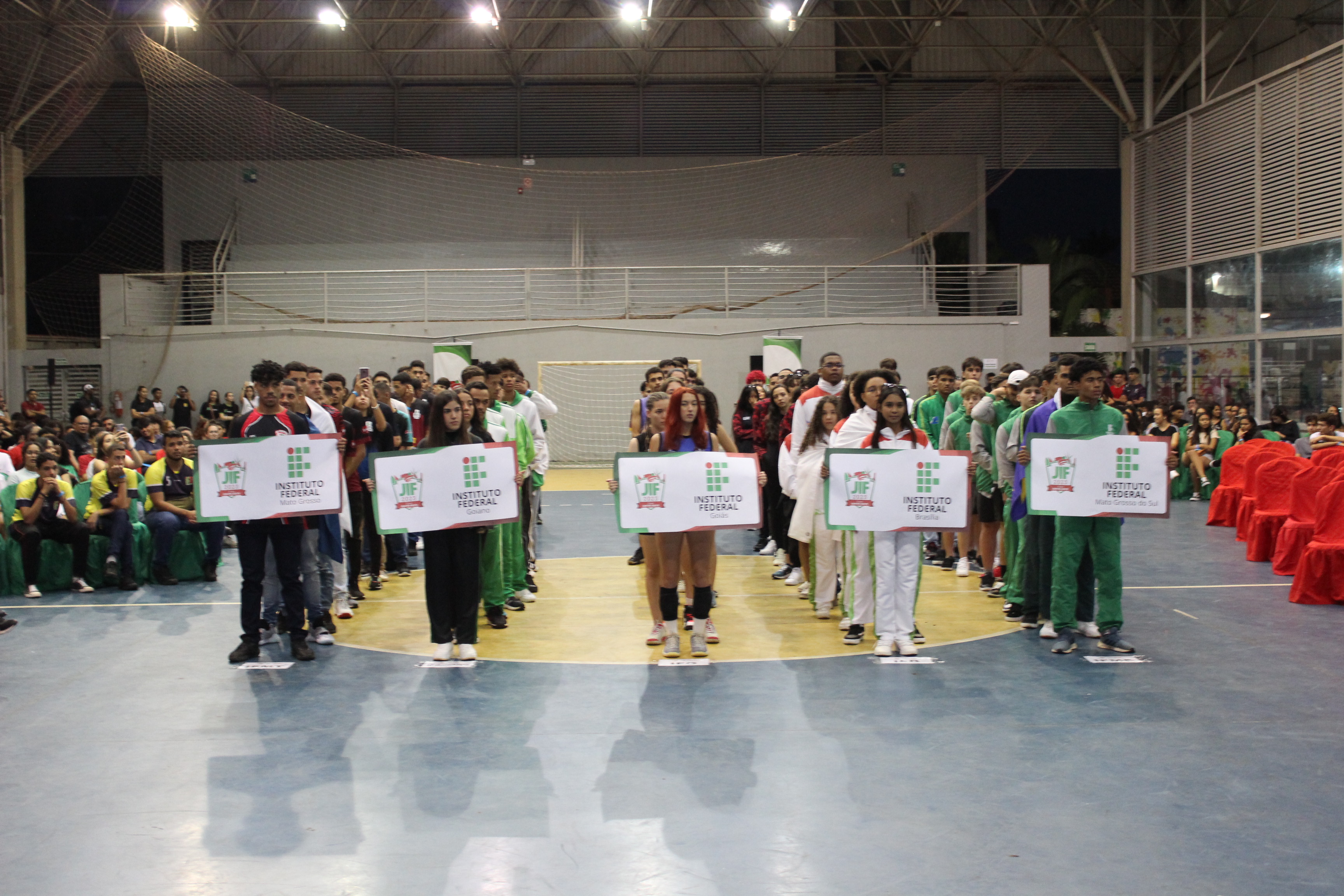 Delegações desfilam no Clube Ferreira Pacheco