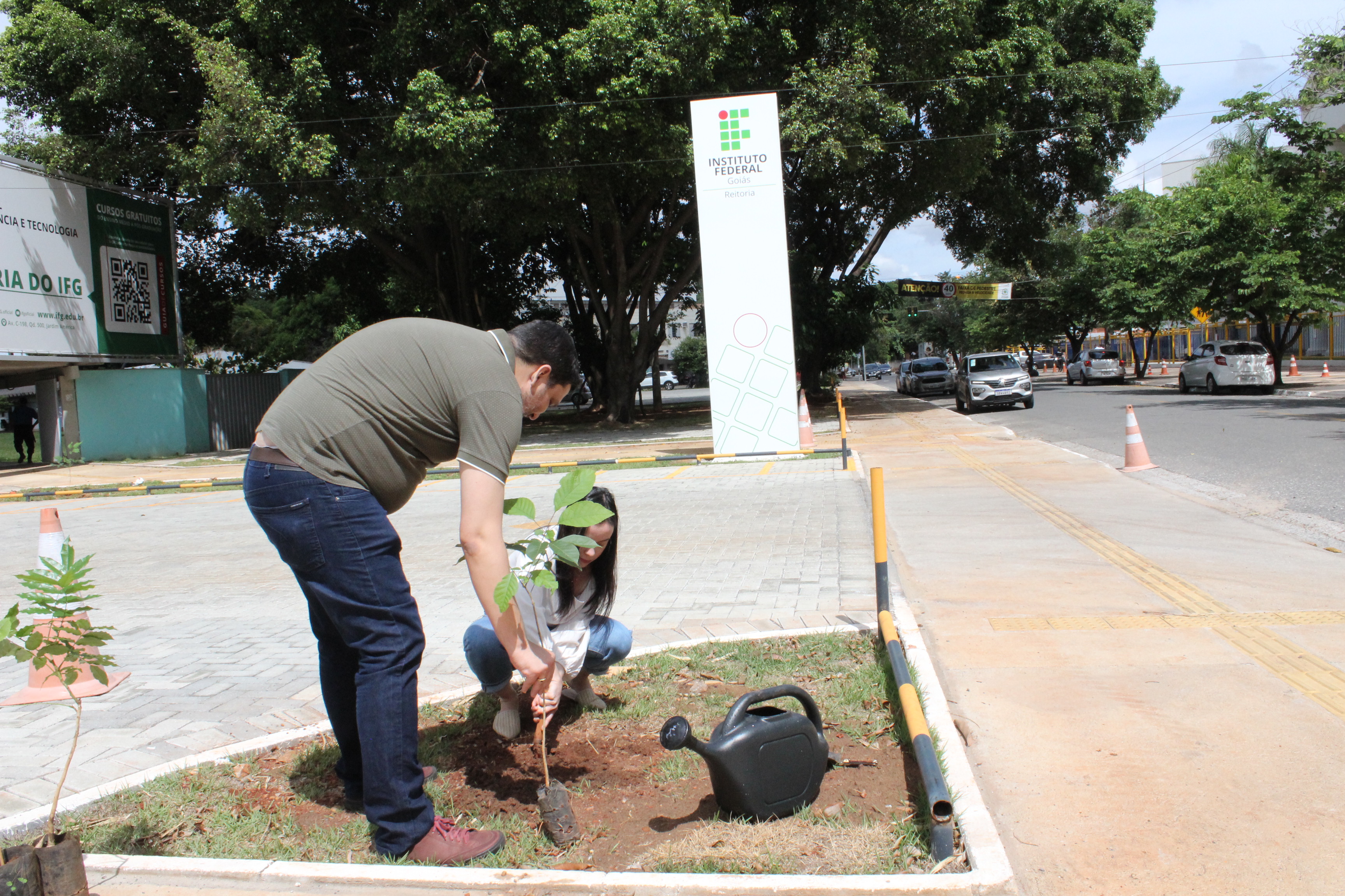 O plantio foi realizado do lado externo da Reitoria do IFG