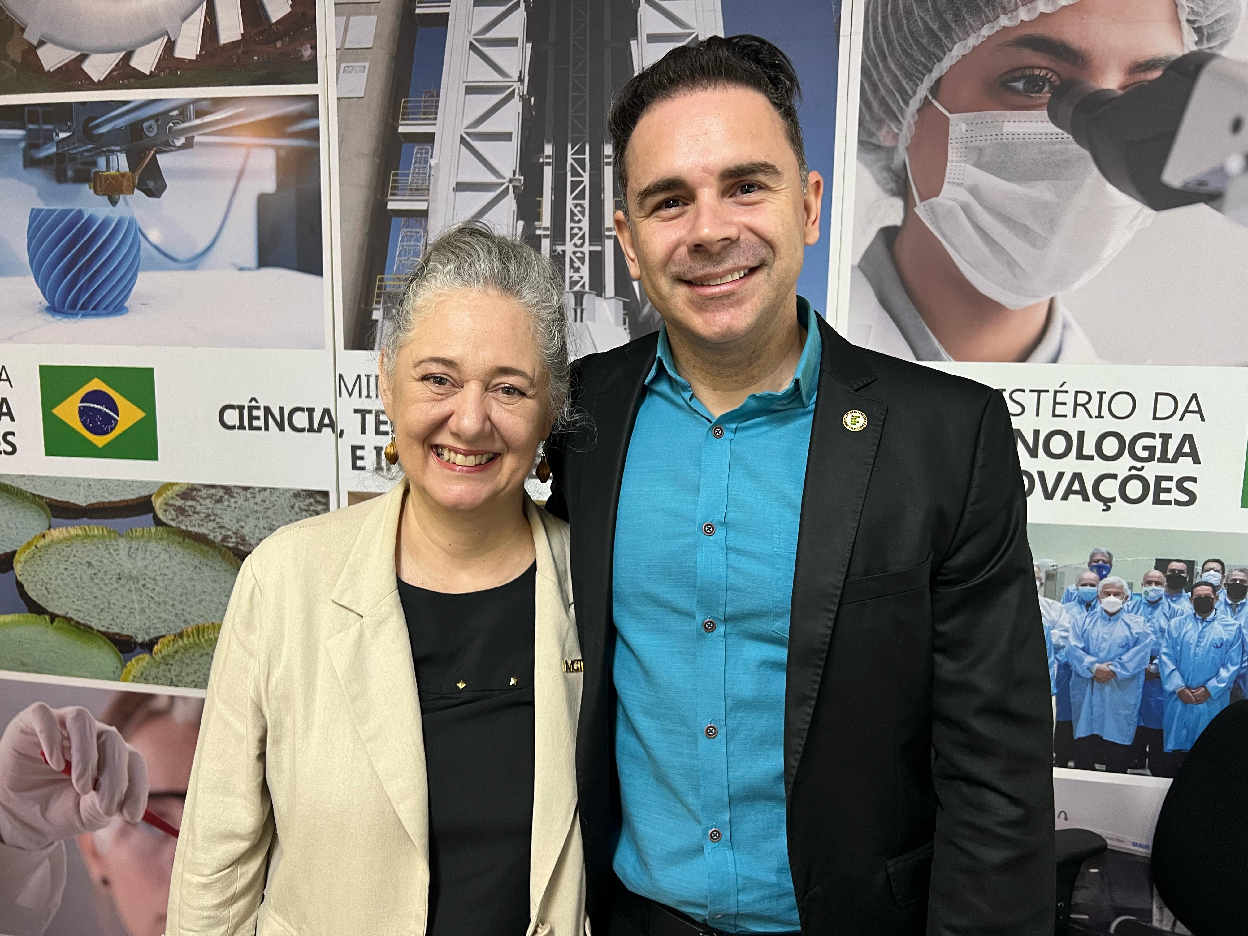 Leandro (IFG) com Denise Carvalho, coordenadora executiva do Conselho Nacional de Ciência Tecnologia e Inovação (CC&T) que esteve no encontro