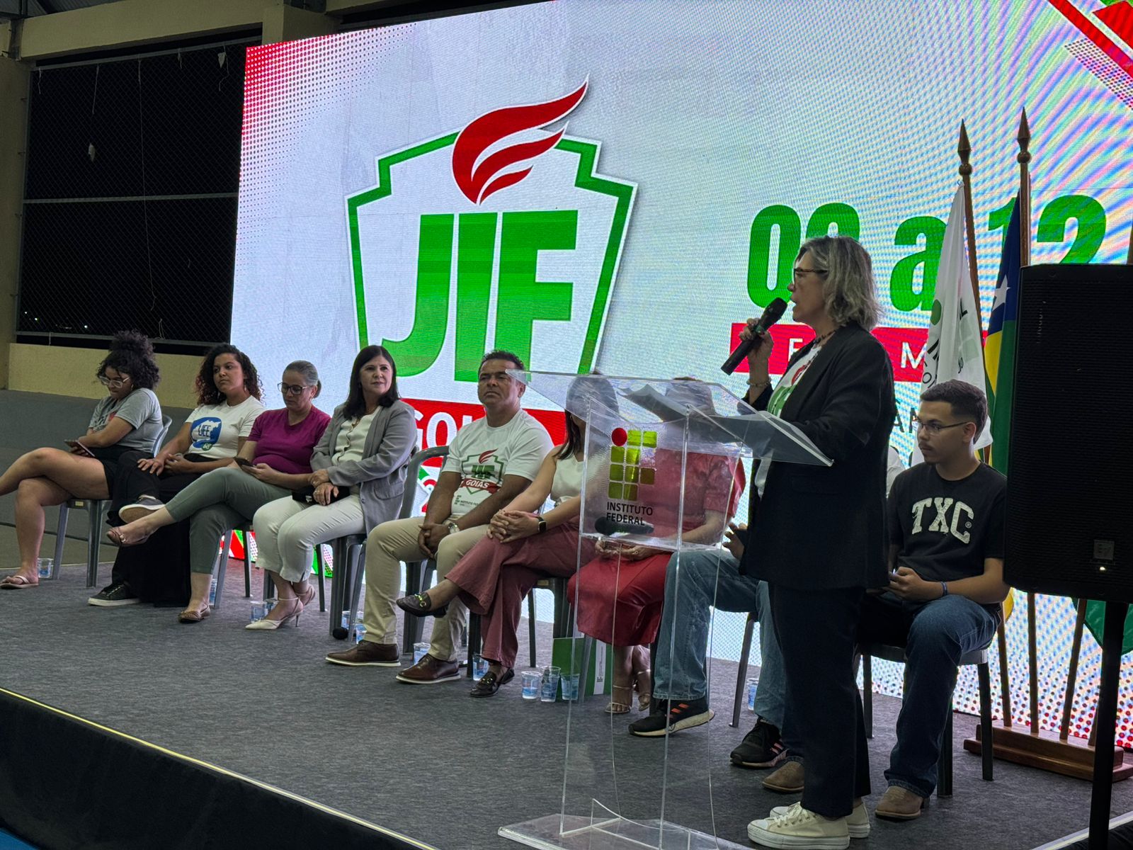 Reitora do IFG discursa durante inauguração do ginásio poliesportivo do Câmpus Senador Canedo, comemorando a entrega da obra e agradecendo os apoios para o avanço do IFG 