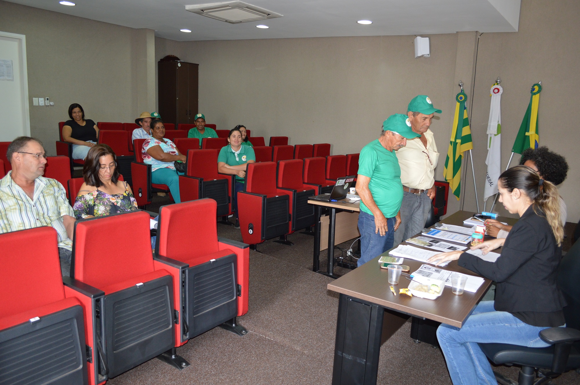 Foram aceitos projetos de venda de frutas, hortaliças, alimentos processados, entre outros.