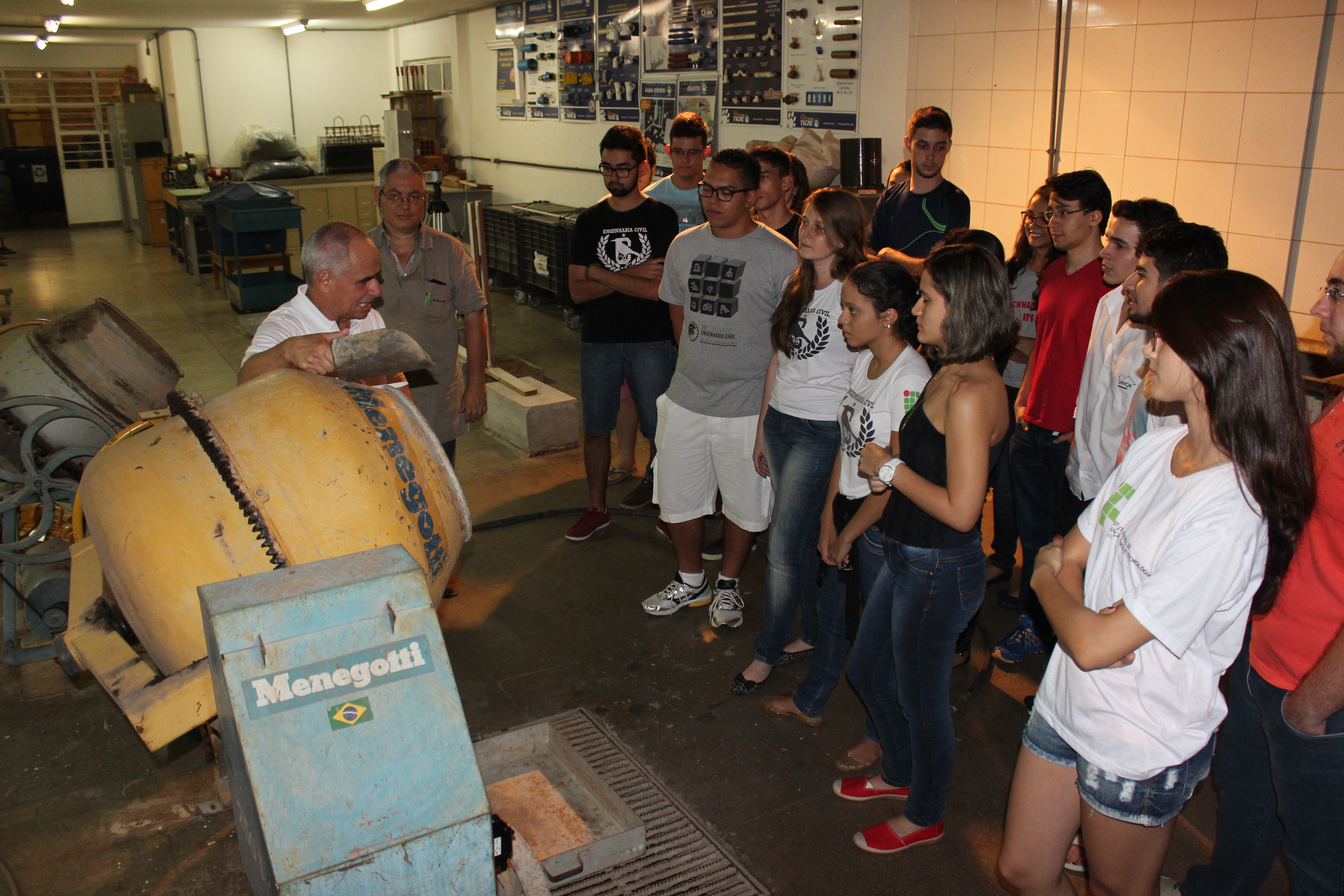 Aula no laboratório de materiais de construção para o curso de Engenharia Civil, no Câmpus Goiânia