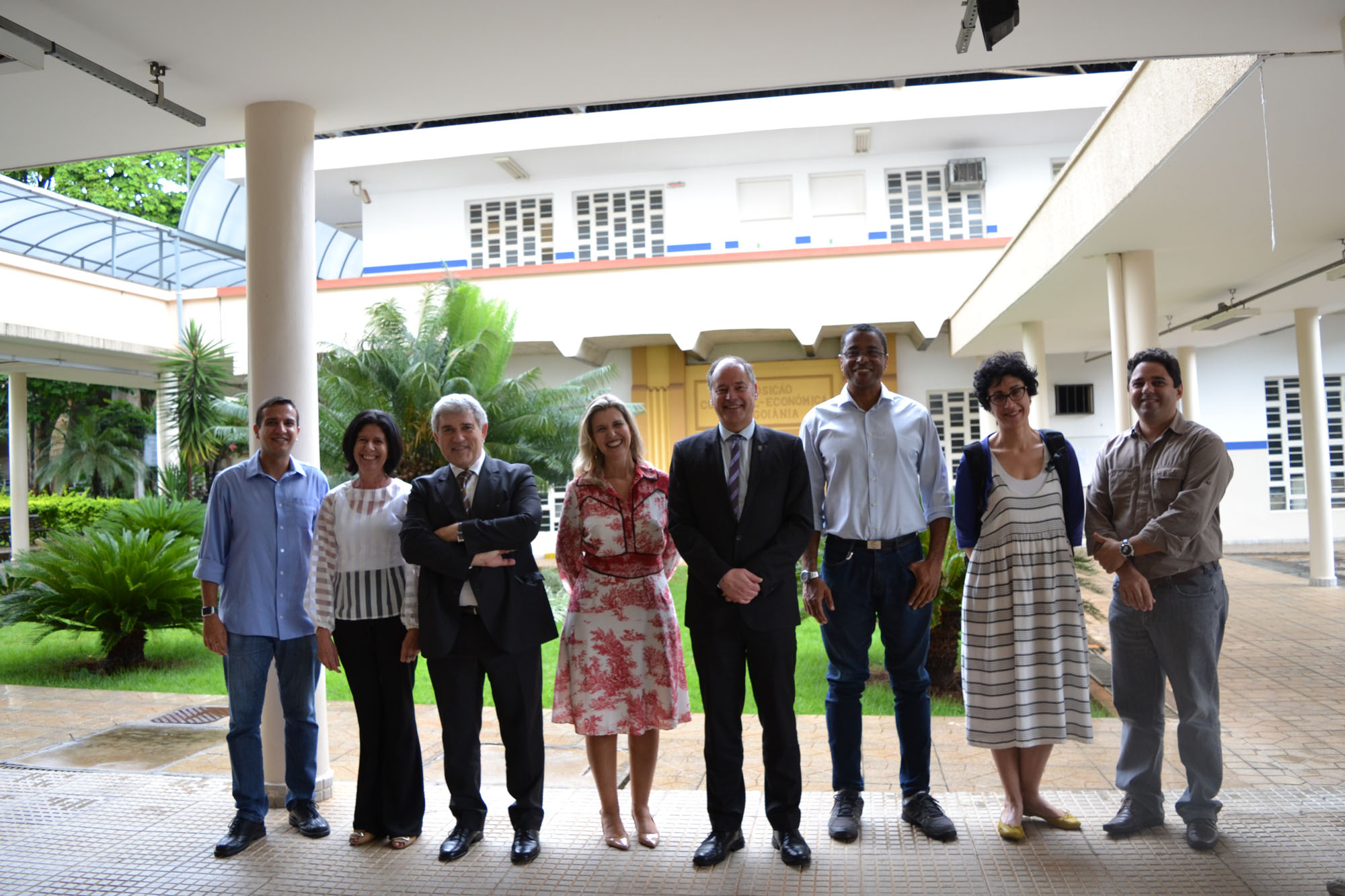 Da esquerda para direita - professor Vinícius Carvalhaes; professora Suelene Vaz; diretor do Gabinete do Reitor da Universidade de Vigo, Ciprián Rivas Fernández; diretora do Câmpus Goiânia, Maria de Lourdes Magalhães; Reitor da Universidade de Vigo, Salustiano Mato; Gerente de Pesquisa, Pós-Graduação e Extensão do Câmpus Goiânia, Sérgio Botelho; Assessora adjunta do Reitor da Universidade de Vigo, Regina Carreira; coordenador de Pesquisa e Inovação do Câmpus Goiânia, Sirlon Diniz