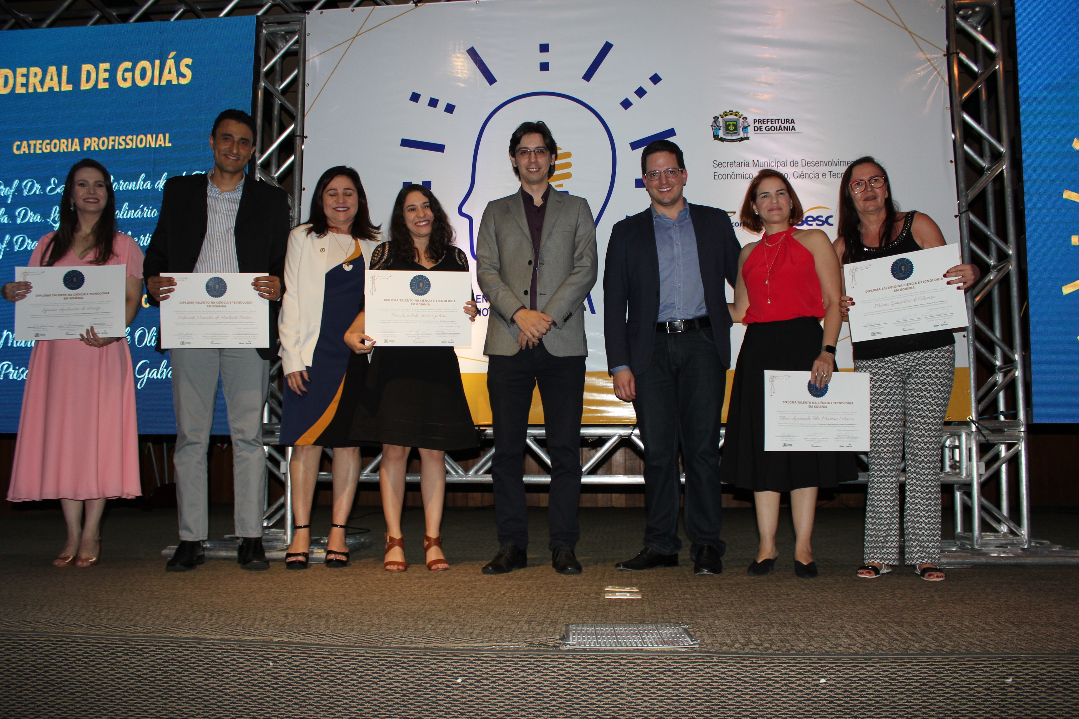 Professora Adriana, professores e alunas premiados, durante a solenidade