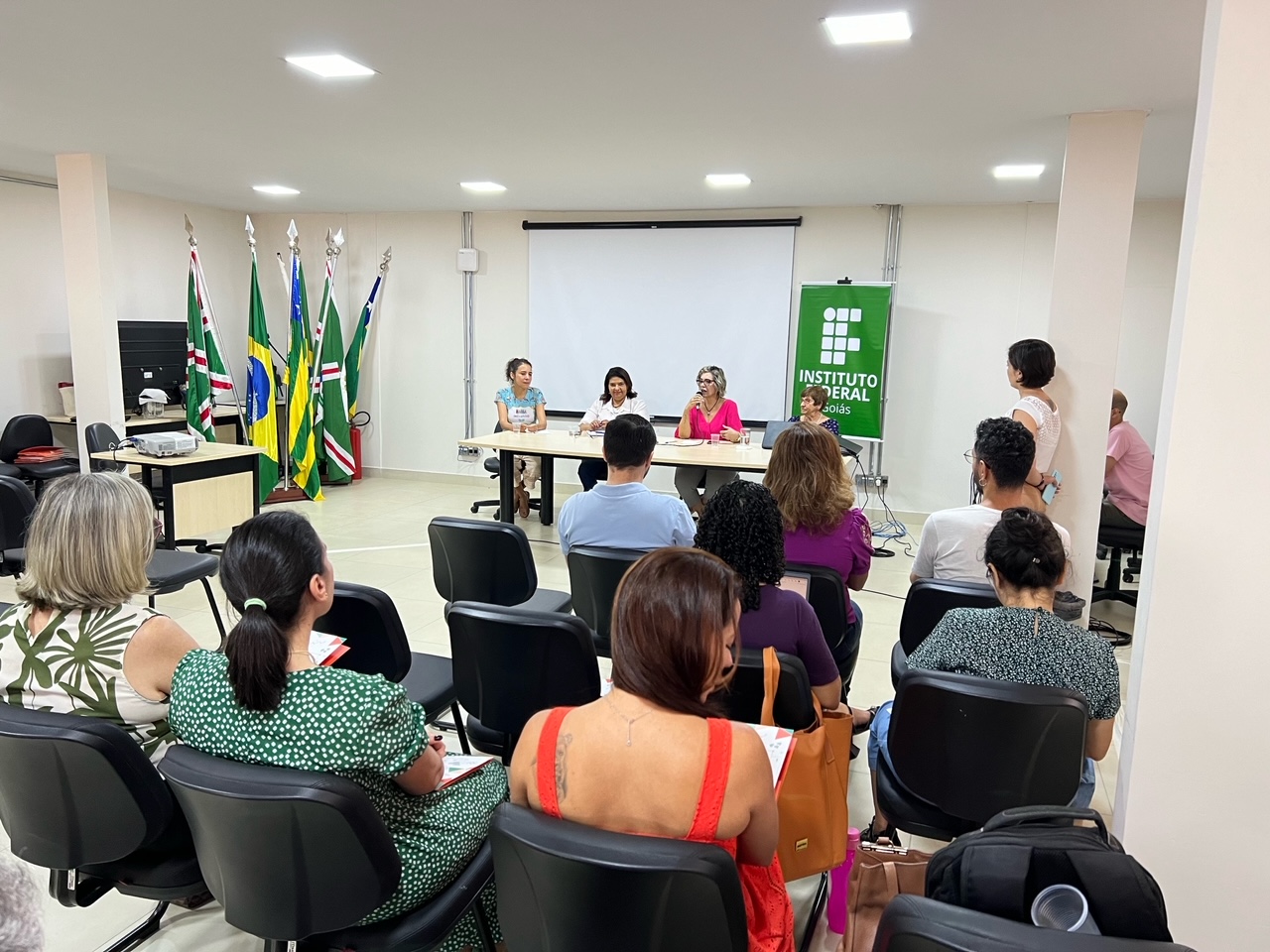 Participantes do seminário e mesa de abertura