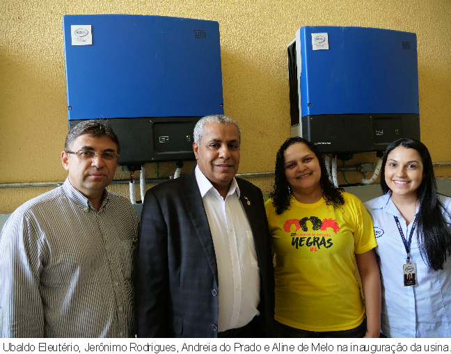 O reitor do IFG, professor Jerônimo, com professor Ubaldo (diretor-geral do Câmpus Goiânia Oeste), a diretora do Câmpus Uruaçu, professora Andreia, e a engenheira Aline de Melo, que desenvolveu o projeto da usina