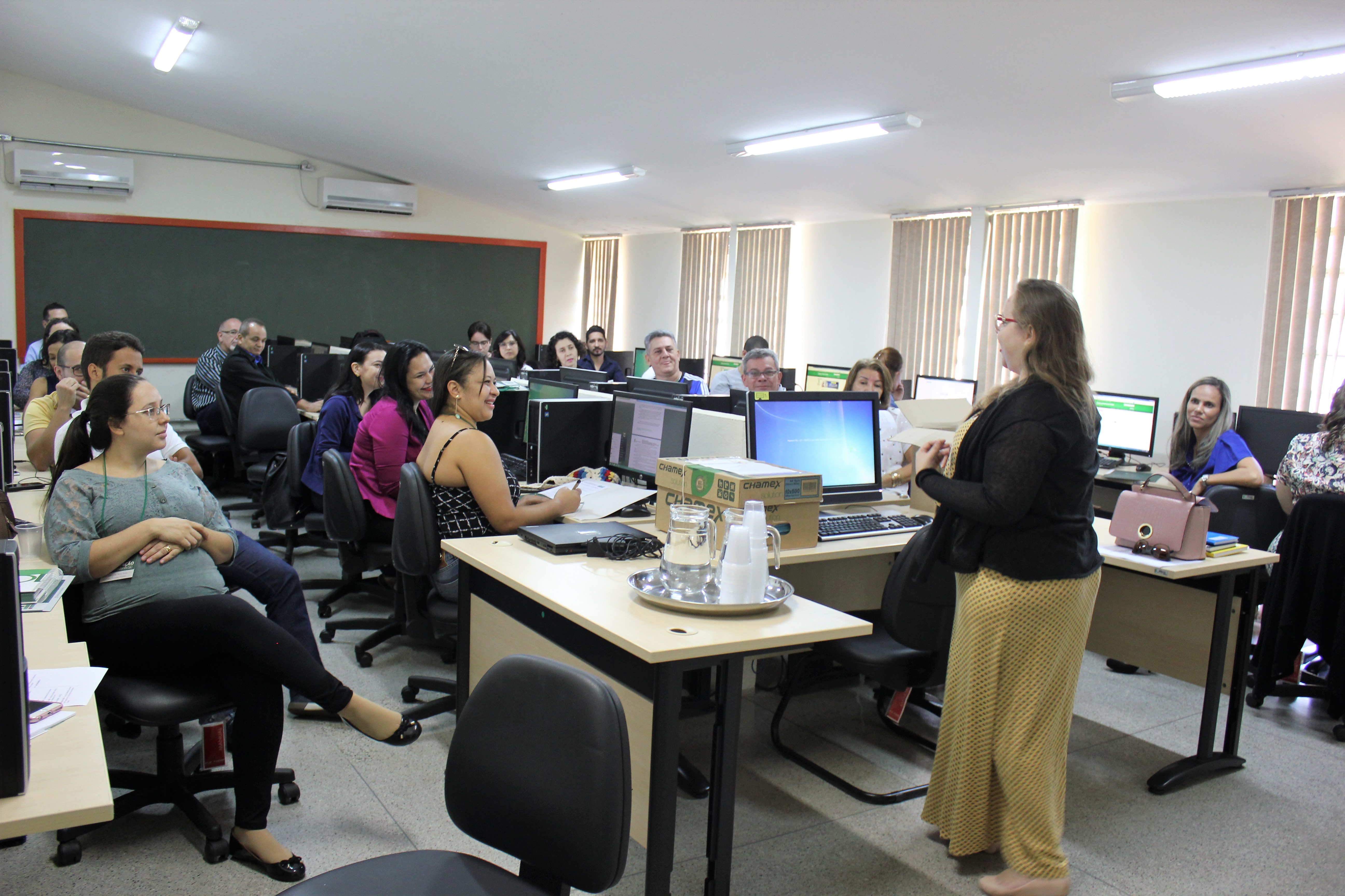 Diretora Carla a frente e participantes do Encontro