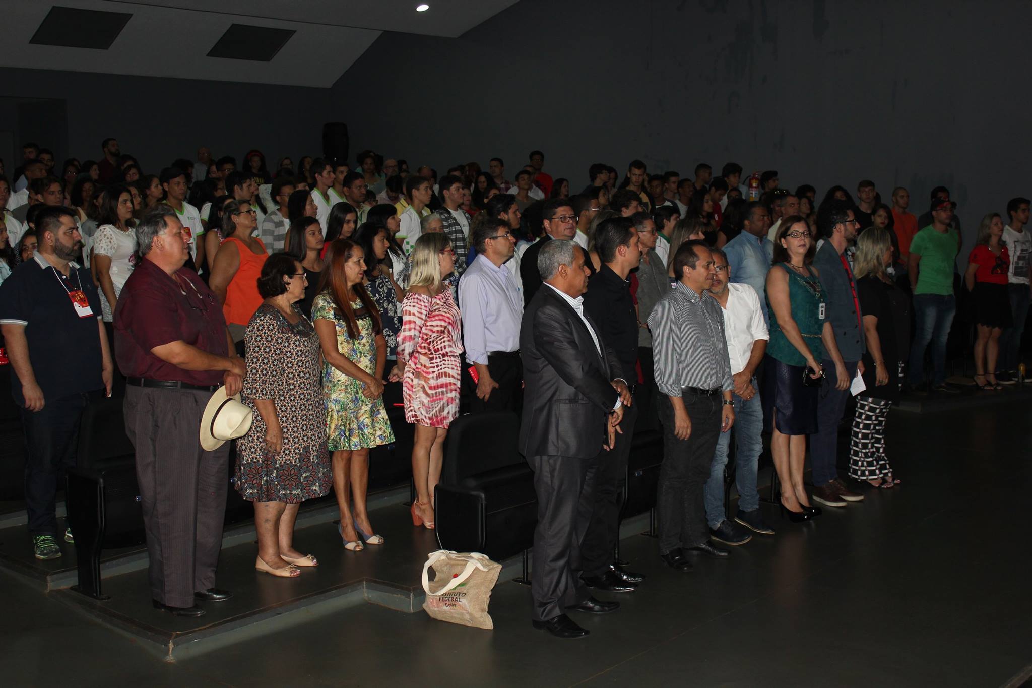 Autoridades e público presente ma solenidade de abertura